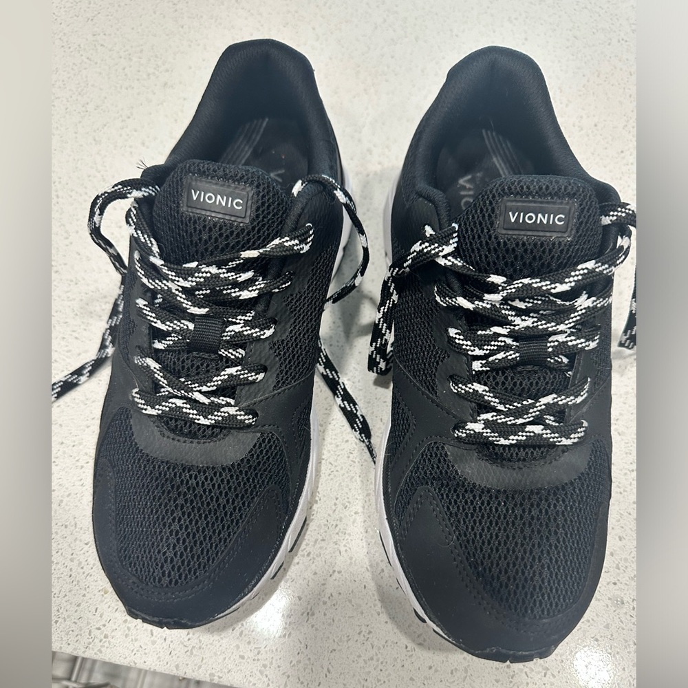 Tennis shoes